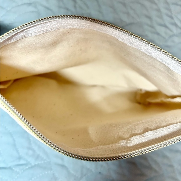 ☀️ Becca Makeup Bag - Picture 3 of 4